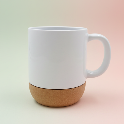 Mug en céramique blanche avec base en liège sur fond pastel